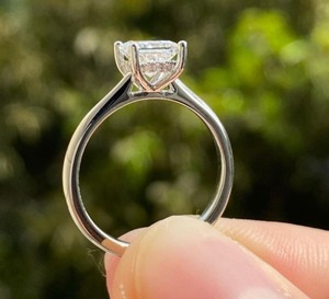 Bague de fiançailles solitaire élégante en diamant blanc taille princesse, sertissage halo caché, bijoux minimalistes en argent sterling - Product Image 3