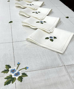 Nappe en lin blanc personnalisée avec ourlet festonné, broderie de jolies fleurs, lavable, pour la maison, les restaurants et les fêtes - Product Image 1