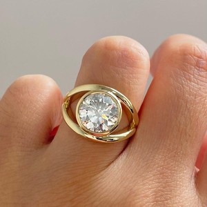 Anillo de compromiso moderno y llamativo de platino con diamante redondo cultivado en laboratorio y engaste de bisel, joyería fina - Product Image 3