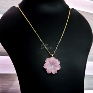 Collar con colgante de flor de calcedonia rosa natural para mujer, colgante floral de cristal de calcedonia tallado a mano, hecho a mano. - Product Image 2