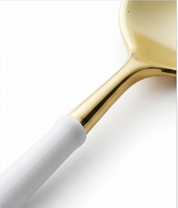 Ensemble de couverts modernes en or avec manches blanches, compatibles lave-vaisselle, pour mariage et dîner. - Product Image 2