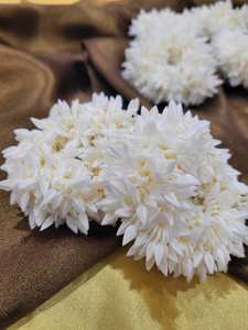 Pulsera de Gajra con Flores Artificiales de Tela India Tradicional Roja, Ligera, Reutilizable, Accesorio Nupcial para Mujer - Product Image 5