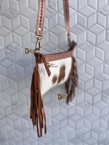 Bolso de mano de piel de vaca al por mayor con diseño único, grabado y flecos, elegante, color marrón, bandolera - Product Image 3
