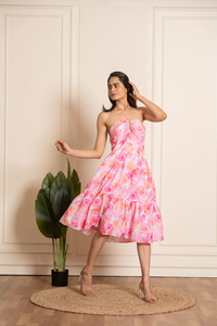 Robe d'été rose pâle en crêpe à volants pour femme, col halter, imprimé floral, longueur genou |   Tenue de soirée décontractée, look élégant pour femmes - Product Image 5