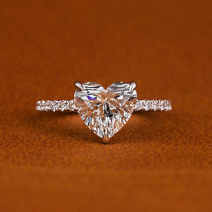 Anillo de Oro Sólido de 14K con Diamante de Laboratorio Corte Corazón, Banda Pavé, Joyería para Propuesta de Matrimonio, Anillo Fino Hecho a Medida - Product Image 1