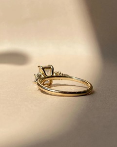 Élégante bague de fiançailles solitaire en or jaune 14 carats avec moissanite taille émeraude 2.90 TC et accents poire et ronds, bande de 1.8MM - Product Image 5