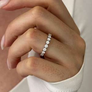 Anillo de Eternidad Completo con Diamantes Cultivados en Laboratorio de 1.5 Quilates en Oro Blanco de 14K, Anillo de Bodas con Diamantes Flotantes - Product Image 5