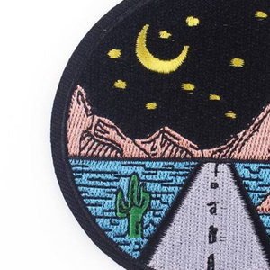Parche Bordado Circular con Diseño de Carretera en el Desierto, Cielo Nocturno, Luna, Estrellas, Cactus y Montañas, Aplique Termoadhesivo de Tela - Product Image 3