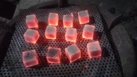 Profitez d'une expérience authentique de shisha avec les cubes de coco, dérivés du charbon de noix de coco véritable.