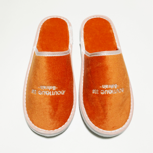 Chaussons d'hôtel jetables écologiques orange personnalisés avec broderie de logo, design à bout fermé, confortables et doux pour la salle de bain et les voyages - Product Image 3