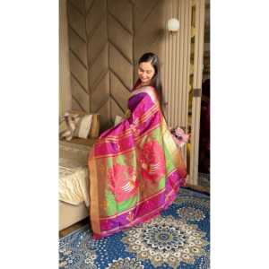 Sari en soie douce Elite Weaves Ikkat Patola avec pallu en paon et bordure en zari doré, motifs Meenakari - Écharpes et châles - Product Image 4