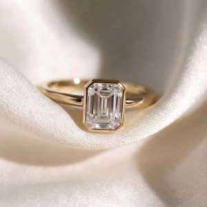 Anillo de compromiso clásico de oro con moissanita de corte esmeralda de 2 quilates, plata de ley 925, solitario, hecho a mano, engaste de púas vintage, para boda - Product Image 4