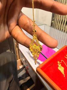 Tikli Maang Tikka en or massif 22 carats, bijou de front en or jaune véritable, accessoire de cheveux de mariée indienne, coiffe de mariage traditionnelle - Product Image 3