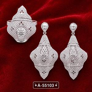Boucles d'oreilles clous cœur en corail plaqué or 24 carats MOLL JEWELLERS, bijoux en alliage pour femme, certifiées par un tiers A-55102, pour soirée - Product Image 2