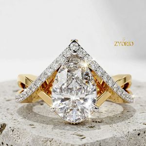 Bague solitaire en or jaune 14 carats en forme de poire avec sertissage couronne en chevron sertie de diamants - Product Image 1