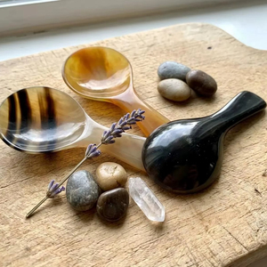 Cuillère à dessert rustique écologique en corne de buffle, lisse et brillante, faite à la main, ronde, pour la crème glacée et le pudding - Product Image 3