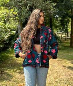 Veste en coton Suzani faite à la main pour femme, bleue, brodée de fleurs, style bohème ethnique, fournisseur en gros - Product Image 3