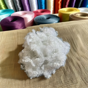 En venta: Fibra hueca conjugada reciclada blanca 7D HC de Vikohasan GRS para relleno de juguetes, almohadas, edredones, cojines y sofás. - Product Image 1