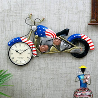 Moto vintage Royal Bullet avec horloge antique, en métal fer rustique
