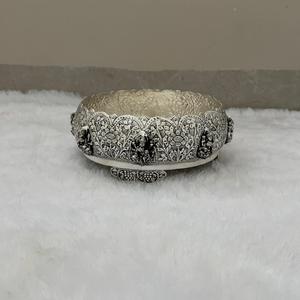 Petite Urli Ashtalakshmi à motifs floraux sculptés avec soin - Product Image 3