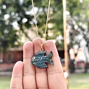 Collar con Colgante de Pez de Labradorita Tallada a Mano con Circonitas, Piedra Preciosa Natural, Chapado en Oro de 18k, Cadena de Latón Vintage de 22 Pulgadas, Diseño Náutico - Product Image 3