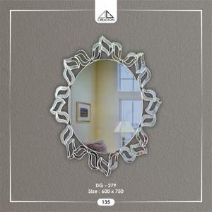 Esta pieza decorativa presenta un marco artístico único compuesto por numerosos segmentos de espejo pequeños de formas individuales. - Product Image 1