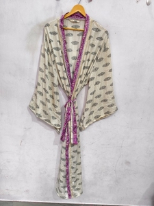 Kimono de Seda de Lujo con Parches, Túnica Larga para Dormir o Cubrir el Bikini, Kimono de Sari de Seda Reciclada Vintage Hecho a Mano en India - Product Image 2