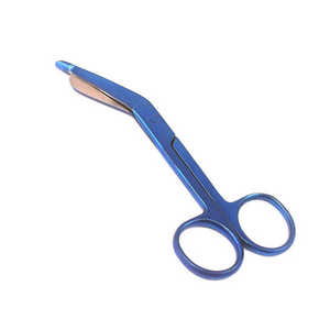 Las tijeras quirúrgicas, herramientas de uso profesional, ofrecen un corte eficiente con una estructura equilibrada y bordes de hoja finos. - Product Image 2