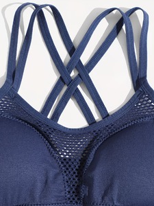 Sujetador deportivo inalámbrico con doble tirante, top de gimnasio a prueba de golpes, bralette sin costuras con efecto push-up, transpirable, con diseño hueco, top corto para entrenamiento. - Product Image 4