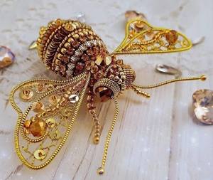 MD HANDICRAFTS Élégante Broche Fleurie Brodé avec Perles Fines et Accents de Cristal - Cadeau d'Anniversaire de Mariage pour Femmes et Enfants - Product Image 3