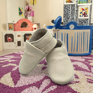Chaussures de sport pour enfants en cuir verni respirant, semelle souple antidérapante, légères, mocassins pour bébés, sportives, unisexes, noires, personnalisées - Product Image 4