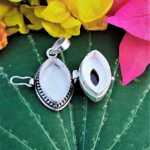 Élégant pendentif médaillon en pierre de grenat, plaqué argent sterling, avec compartiment secret, cadeau de bijoux - Product Image 6