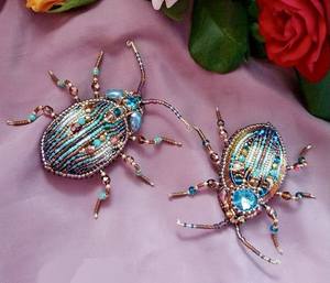 Broche élégante artisanale brodée de perles MD HANDICRAFTS pour femmes et enfants, idéale pour mariages et fêtes - Product Image 1