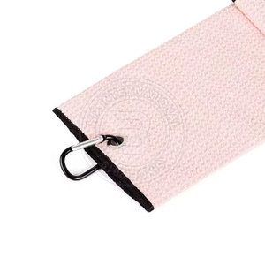 Serviette de golf élégante au design minimaliste pour les golfeurs, les sportifs et les vendeurs en ligne (en forme de chaussette) - Product Image 3