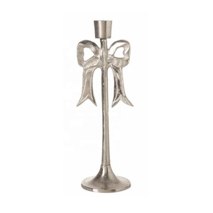 Support de bougie moderne en aluminium argenté avec nœud en ruban, élégant chandelier métallique contemporain pour la décoration de table de mariage - Product Image 1