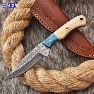 Couteau de chasse personnalisé avec manche en os – Couteau à dépecer à lame fixe en acier Damas forgé à la main avec étui en cuir - Product Image 1