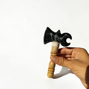 Figurine de hache de guerrier sculptée en obsidienne noire avec manche en bois, objet de collection artistique, sculpture en relief artisanale, thème Amour, pierre brute, Feng Shui - Product Image 2