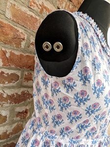 ชุดเดรสผ้าฝ้ายพิมพ์ลายดอกไม้แบบแฮนด์เมด คอวี แขนกุด ทรงยาว สำหรับผู้หญิง - Product Image 3