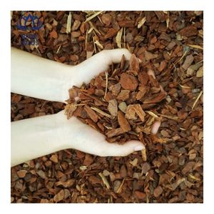 Produit phare : Paillis de croûtes de pin tamisées pour la rétention de l'humidité du sol et la protection des racines des plantes, couverture paysagère - Product Image 1
