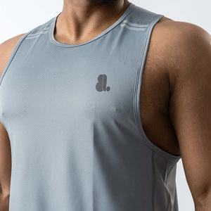 เสื้อกล้ามออกกำลังกายผู้ชายทรงเข้ารูป ผ้าคอตตอนถัก แห้งเร็ว ลายการ์ตูนปัก พร้อมโลโก้ด้านหน้า - Product Image 4