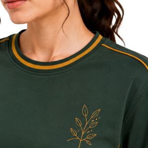 Conjunto de dos piezas informal personalizado para mujer, camiseta de manga corta verde bosque y amarillo mostaza y pantalones anchos con contraste. - Product Image 3