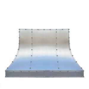 Hotte aspirante murale classique en laiton, faite à la main, très demandée, avec détails rivetés et cheminée ventilée, pour usage domestique - Product Image 2