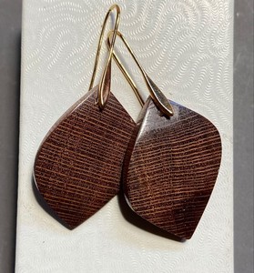 Boucles d'oreilles pendantes rustiques en bois floral faites à la main pour femme, finition polie, idéales pour les fêtes et le quotidien, bijoux fantaisie. - Product Image 6