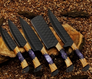 Ensemble de cuisine écologique en acier carbone fait main, 5 pièces, avec étui en cuir véritable, comprenant un couteau de chef, un couteau à pain, un couteau à fruits et un outil d'affûtage - Product Image 1