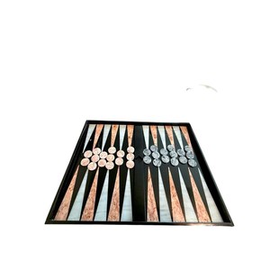 Jeu de backgammon vintage en marbre noir avec incrustations roses et blanches, pions marbrés rose et gris, jeu de société de luxe, cadeau - Product Image 6