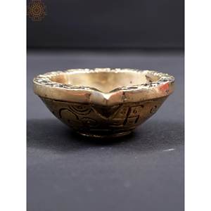 Petite paire Diya en laiton de 2 pouces faite à la main pour la sculpture indienne traditionnelle Puja - Product Image 3