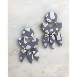 Boucles d'oreilles en résine de créateur faites à la main, finition de luxe, artisanat artistique, style moderne, accessoires de mode durables en cristal - Product Image 5