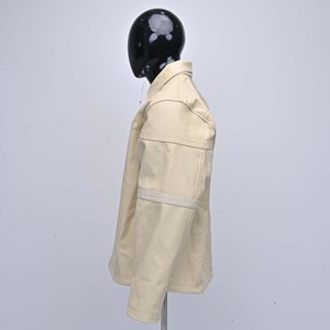 เสื้อแจ็คเก็ตทำงานผู้ชายสีเบจ หนัง PU ราคาส่งถูก พร้อมซิป ปิดคอปกแบบพับได้ ทรงปกติ สไตล์ฤดูใบไม้ร่วง รับผลิตแบบ OEM - Product Image 4