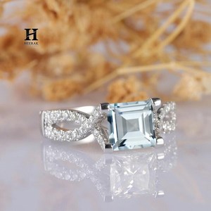 Anillo de Diamantes Azul Claro con Corte Princesa, Oro Blanco de 18K, Banda de Diamantes Trenzada, Joyería Fina para Cóctel - Product Image 2