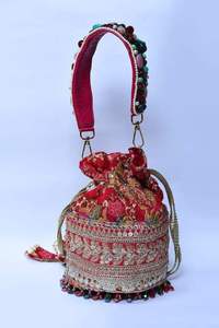 Bolso Potli de Seda Verde Menta Hecho a Mano con Bordado de Perlas y Borlas, Forma Redonda para Coleccionables de Arte - Product Image 3